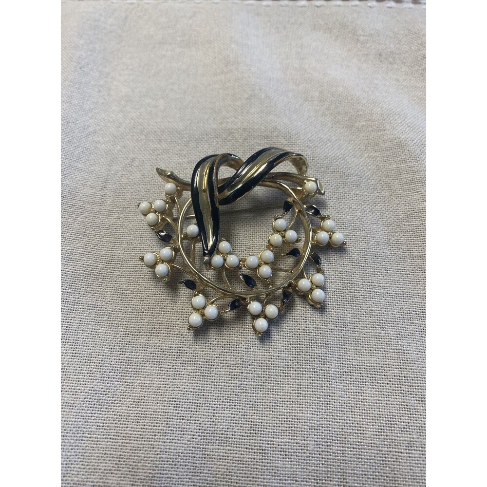 Vintage Designer Signed CORO 30ct Faux Pearls Gold Leaves Wreath  Pin Brooch